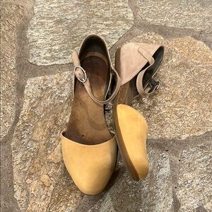 El naturalists Women's yellow and Beige Flats